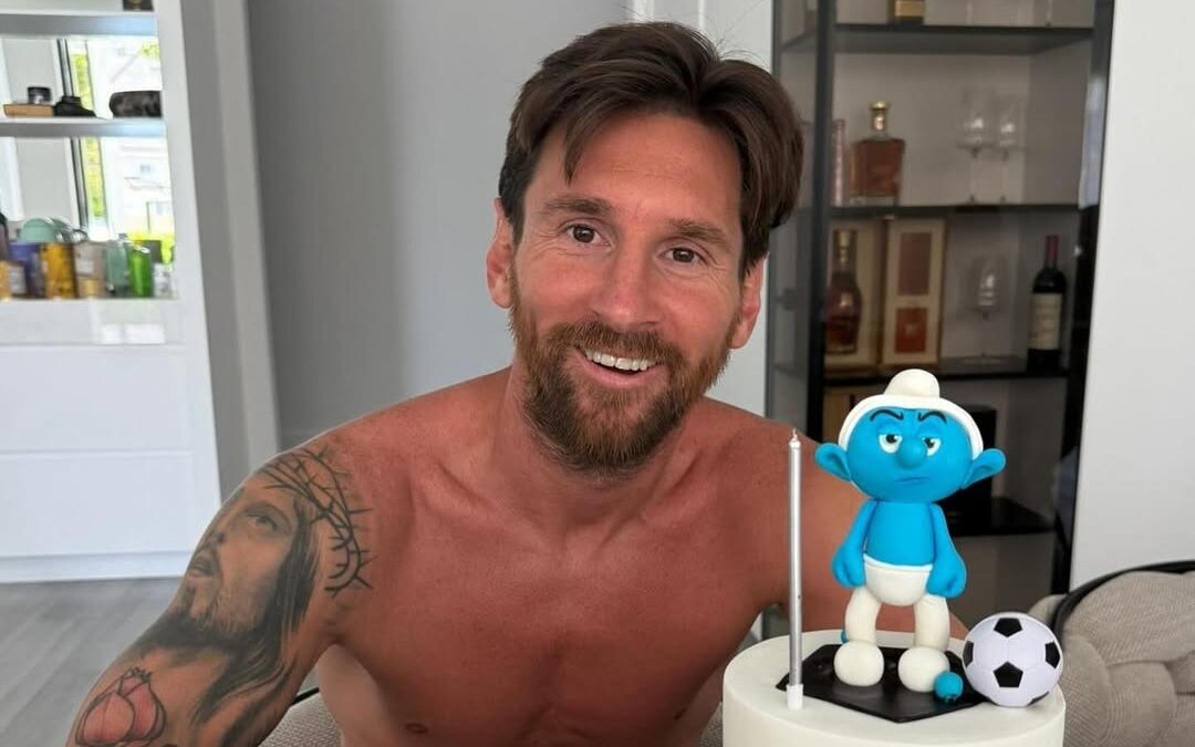 Messi ao lado de seu bolo de aniversário