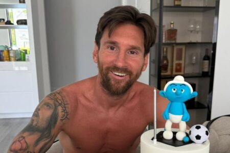 Messi ao lado de seu bolo de aniversário