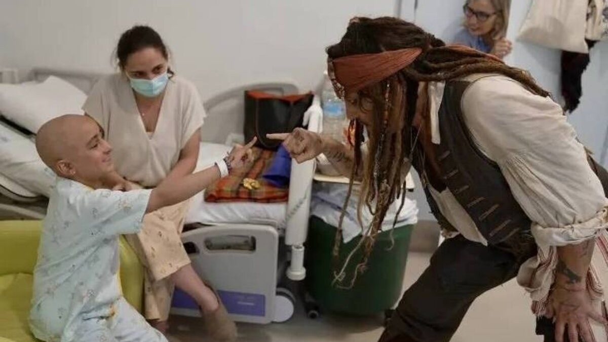 Vestido de Jack Sparrow, ator Johnny Depp visita hospital infantil na Espanha