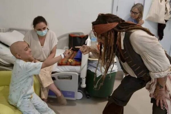 Vestido de Jack Sparrow, ator Johnny Depp visita hospital infantil na Espanha