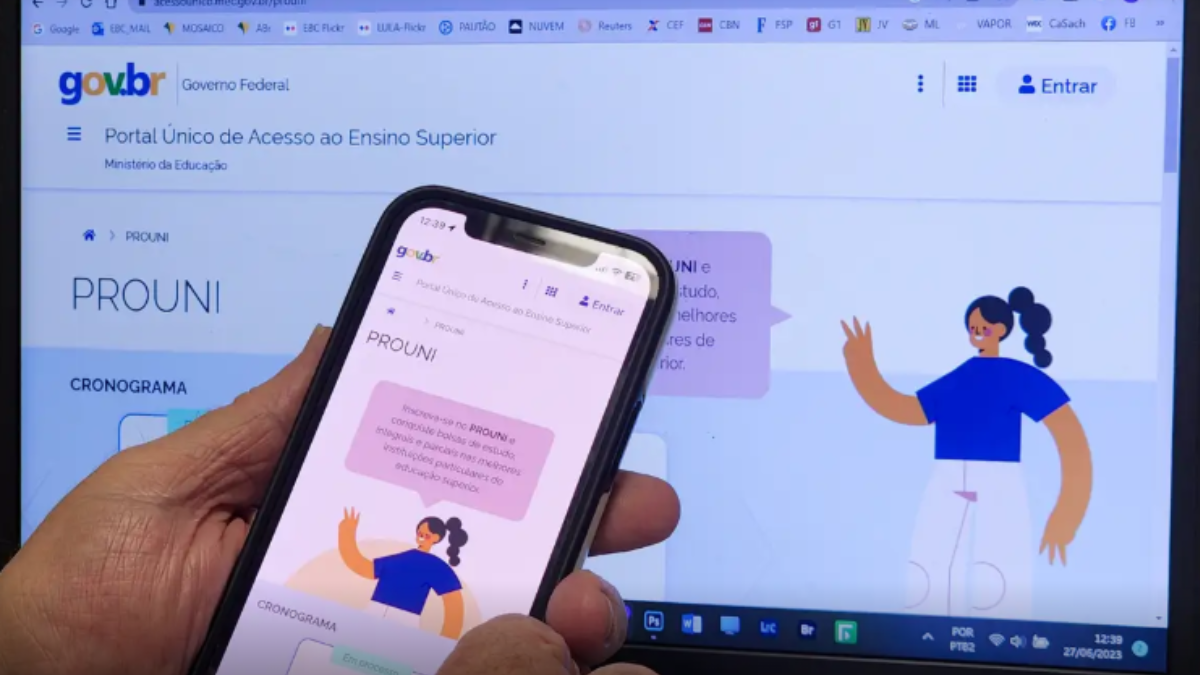 Imagem de uma pessoa acessando o portal do prouni no celular e computador