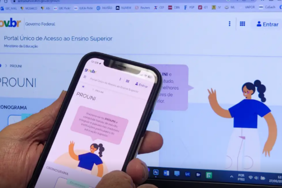 Imagem de uma pessoa acessando o portal do prouni no celular e computador
