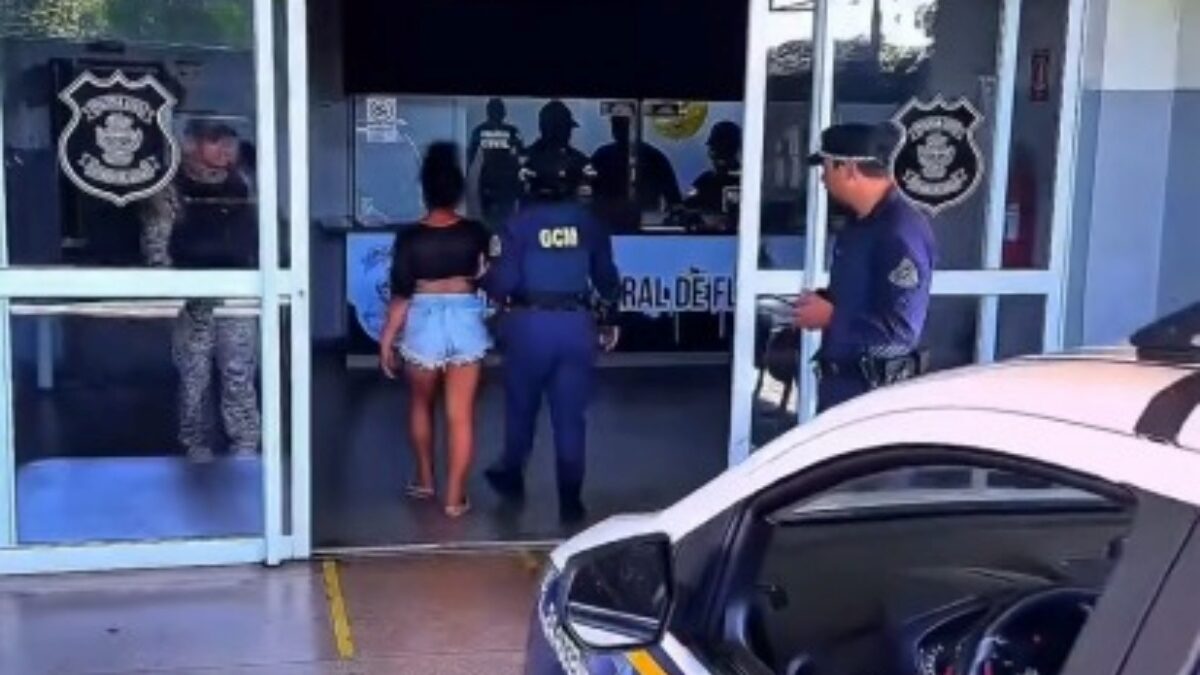 Imagem da mulher sendo levada a Central de Flagrantes