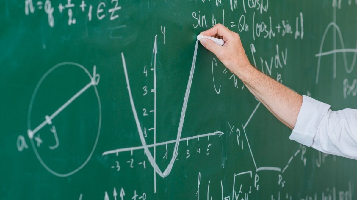Imagem de uma lousa com contas de matemática