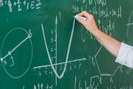 Imagem de uma lousa com contas de matemática
