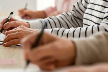 Imagem de adultos fazendo uma prova