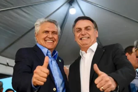 Colunista diz que Bolsonaro vai apoiar Tarcísio após acordo com UB e PP; situação atrapalha planos de Caiado