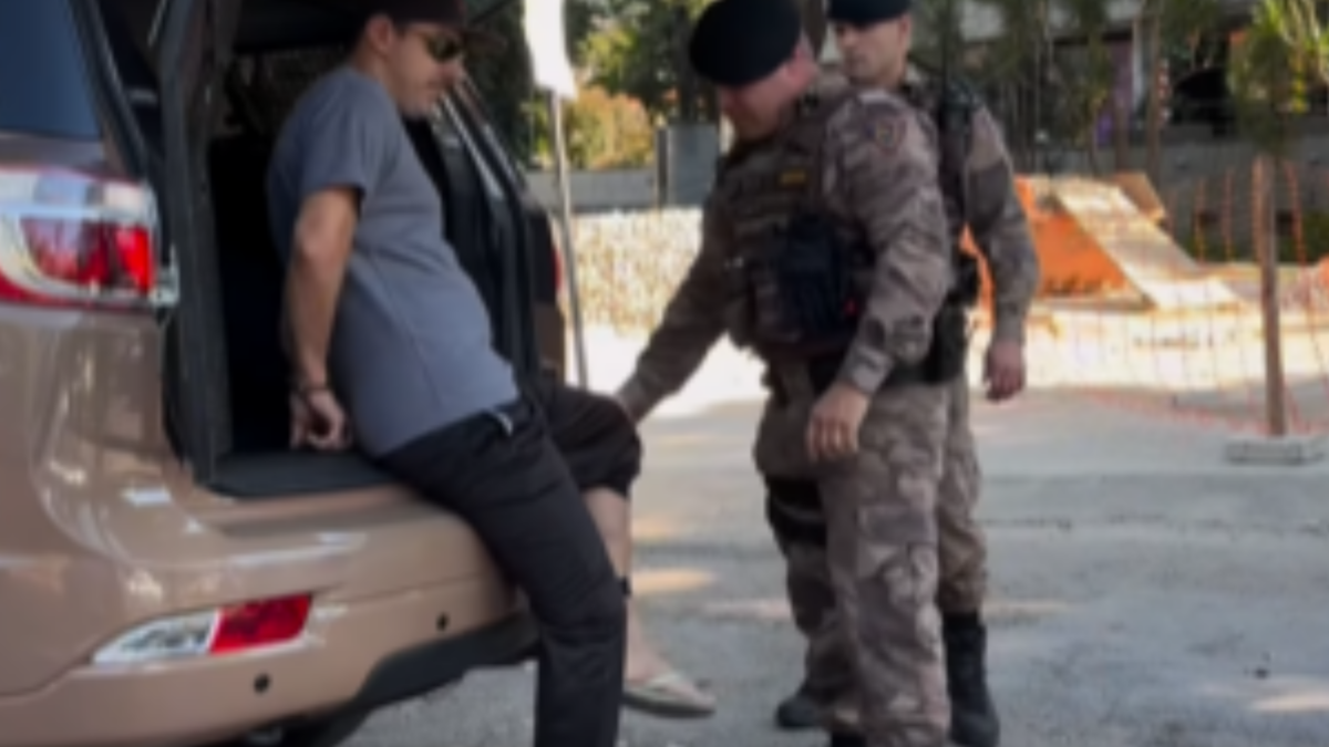 Vídeo da PM de Minas Gerais com “aula de etiqueta” no camburão viraliza nas redes