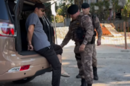 Vídeo da PM de Minas Gerais com “aula de etiqueta” no camburão viraliza nas redes