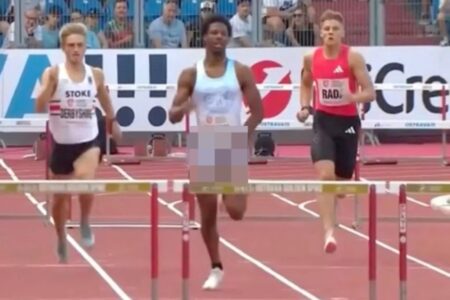 Atleta deixa o pênis escapar do short durante corrida com barreiras; veja Cena com o americano Chris Robinson aconteceu na República Tcheca