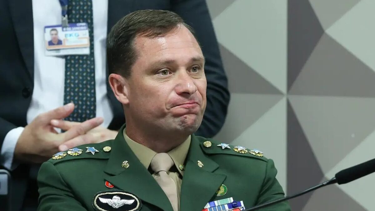 STF revoga prisão de tenente-coronel Mauro Cid Polícia Federal investiga se ele buscou passaporte para deixar o Brasil