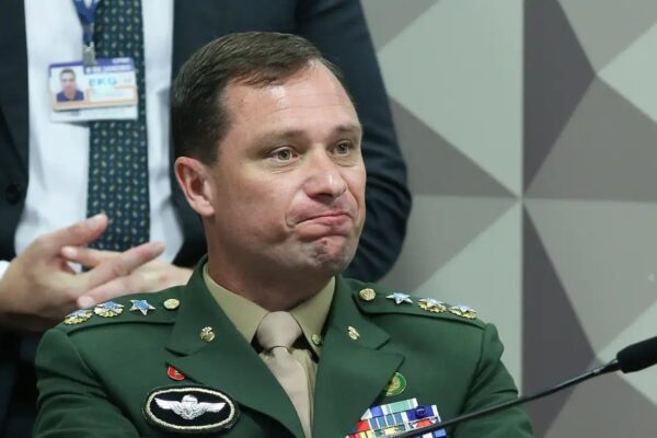 STF revoga prisão de tenente-coronel Mauro Cid Polícia Federal investiga se ele buscou passaporte para deixar o Brasil