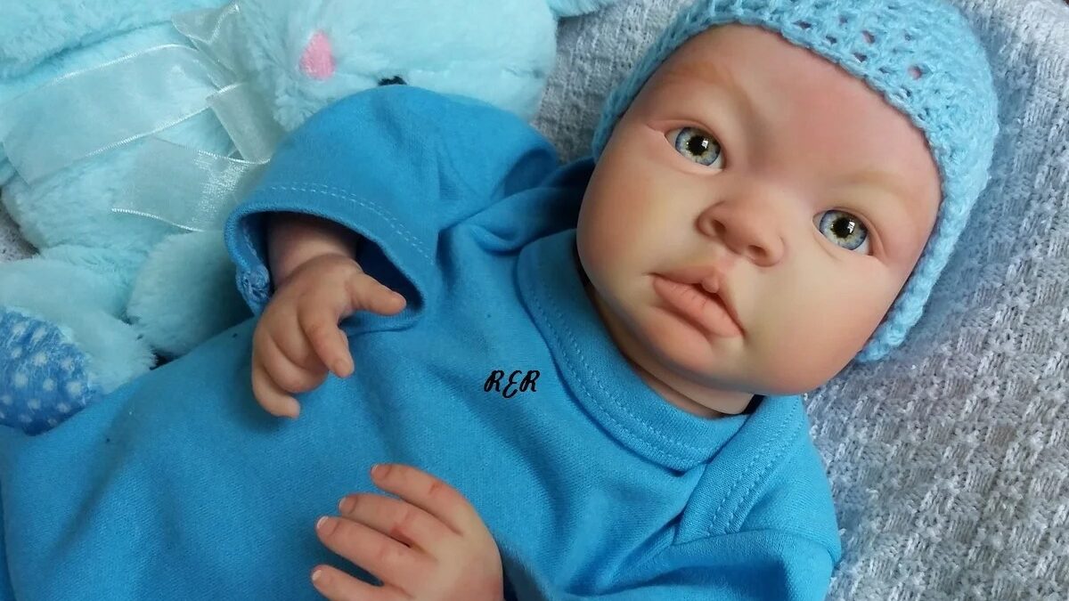 Homem agride bebê de quatro meses ao confundir com boneca reborn Criança sofreu um inchaço na lateral da cabeça