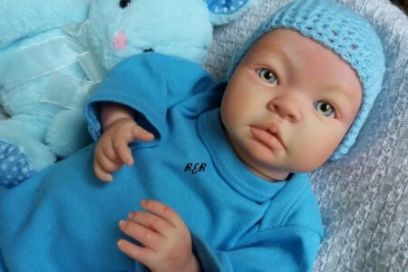 Homem agride bebê de quatro meses ao confundir com boneca reborn Criança sofreu um inchaço na lateral da cabeça