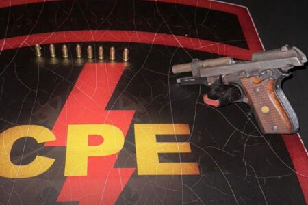 Homem com tornozeleira eletrônica morre em confronto após roubar carro em Goiânia