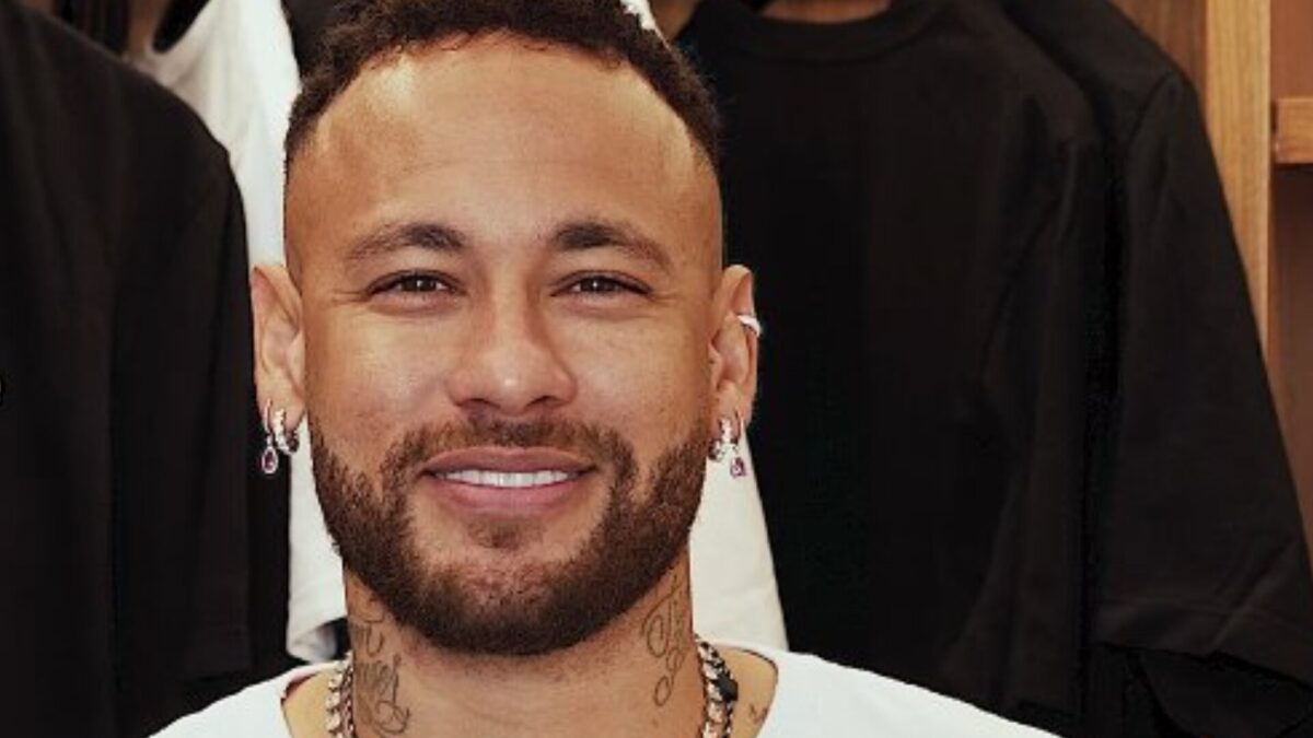 Vídeo de Neymar chegando no CT do Santos viraliza: clima de velório O time está mal e vem o cara com música e feliz comentou internauta