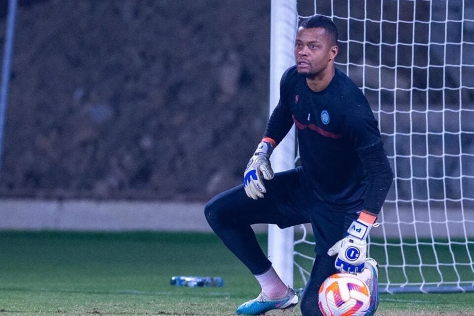 Paulo Vítor em partida pelo Al-Akhdoud