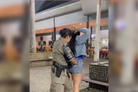 Mulher é presa ao vender drogas em praça de Caldas Novas