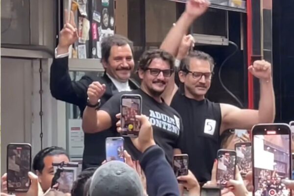 Sósias de Pedro Pascal reunidos para o concurso (Foto: Reprodução)