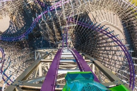 Vídeo: veja como é andar na montanha-russa mais rápida e inclinada do mundo Iron Gwazi chega a 63 metros de altura e carro atinge 122 km/h