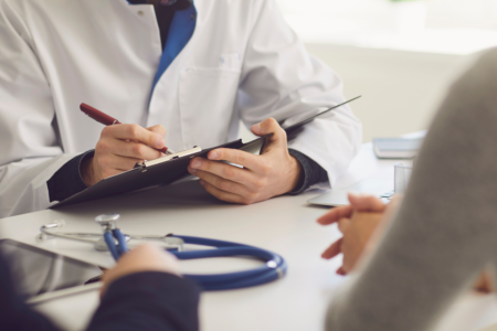 Imagem de um médico atendendo pacientes