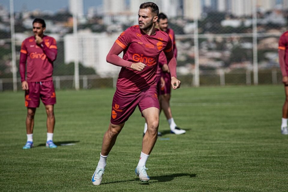 Guilherme Poveda é a esperança de gols do Vila Nova