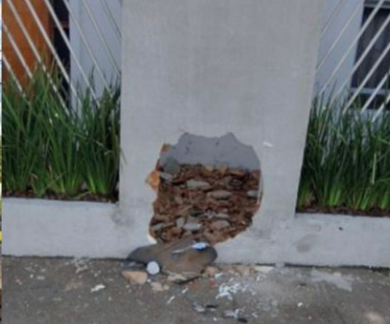 Foto colorida mostra muro quebrado após impacto de carro desgovernado (Foto: PMGO)