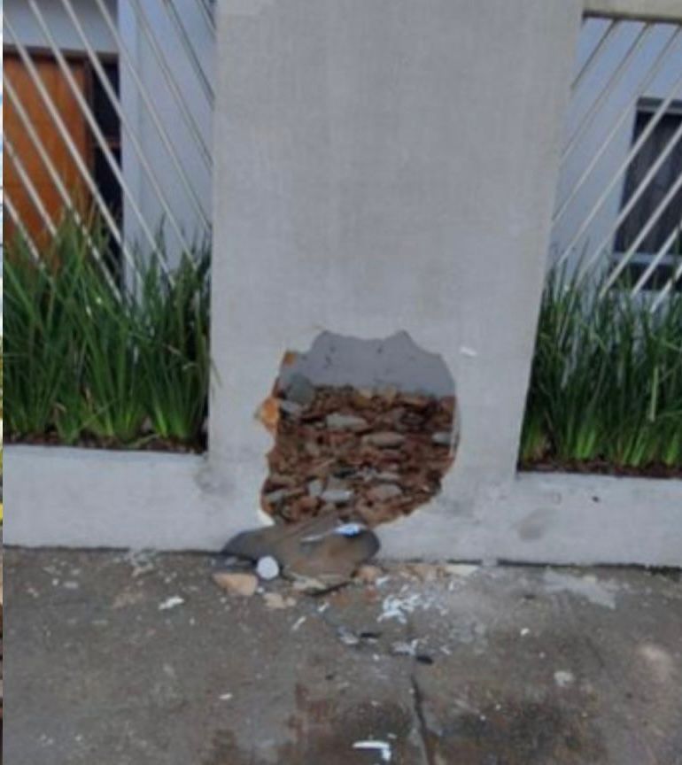 Foto colorida mostra muro quebrado após impacto de carro desgovernado (Foto: PMGO)