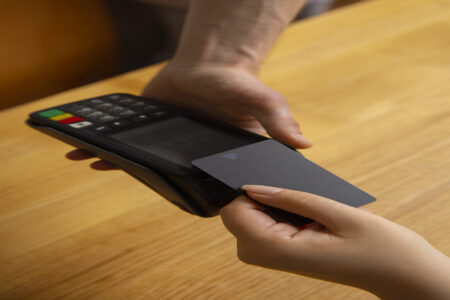 Mulher é vítima de falso entregador de flores (Foto: Freepik)