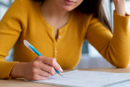 Imagem de uma mulher fazendo uma prova