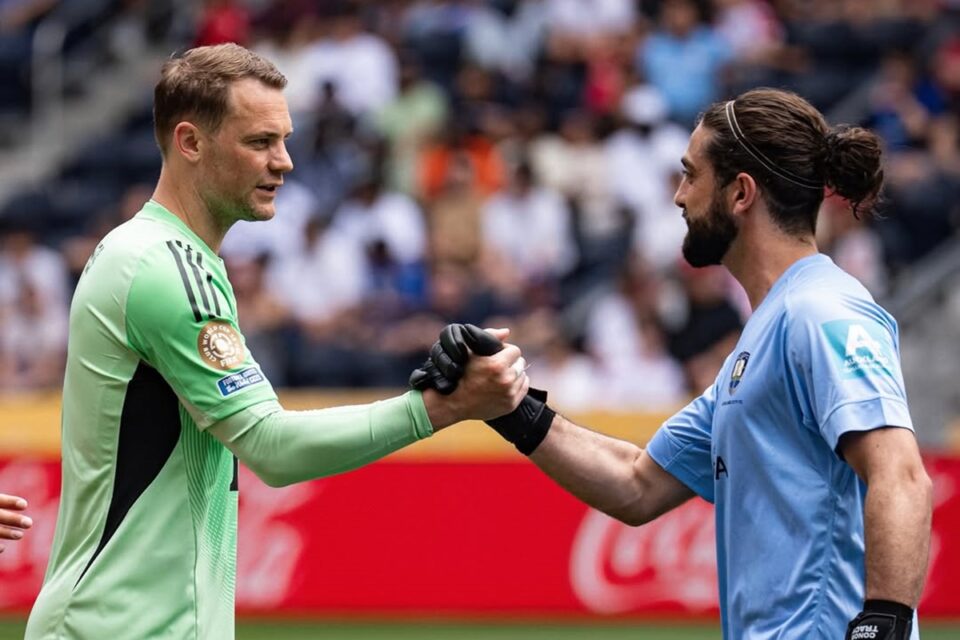 Goleiro do Auckland City, ao lado do experiente arqueiro Manuel Neuer