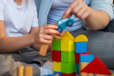 Justiça determina fornecimento de canabidiol a criança com autismo após plano de saúde negar