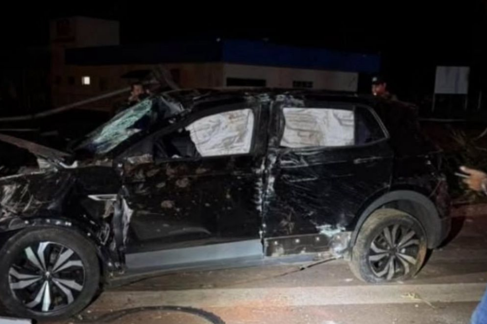Duas pessoas ficam feridas após carro capotar e bater em um poste em Jataí