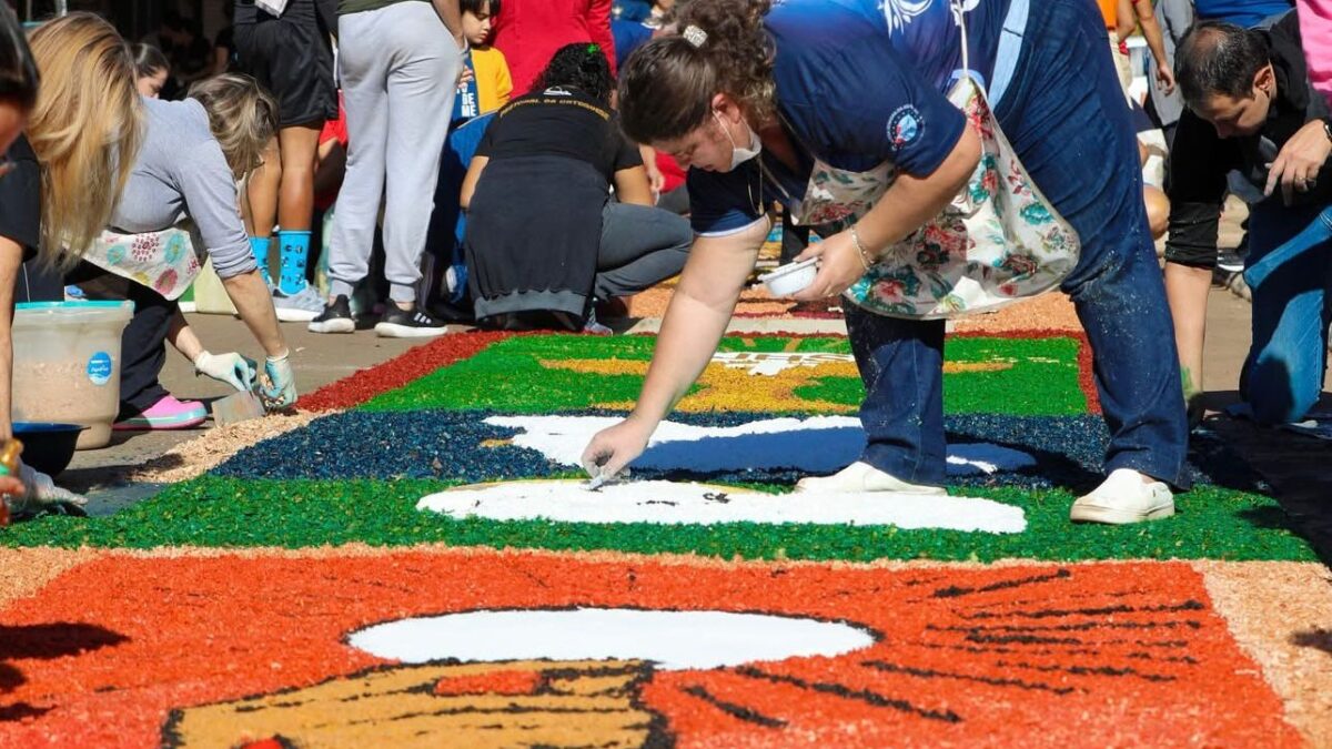 Paróquia realiza missa de Corpus Christi e confecciona 42 tapetes em Goiânia