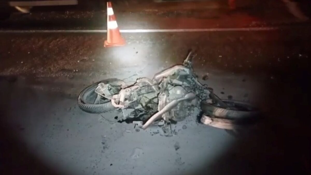 Imagem da moto completamente carbonizada