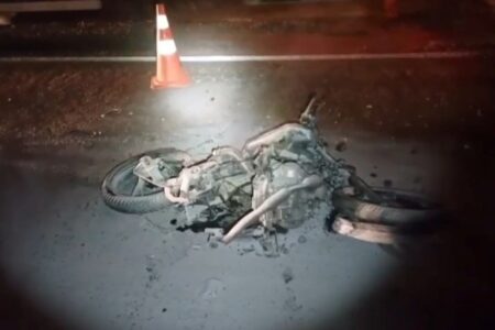 Imagem da moto completamente carbonizada