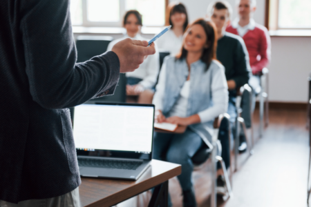 Imagem de um professor dando aula