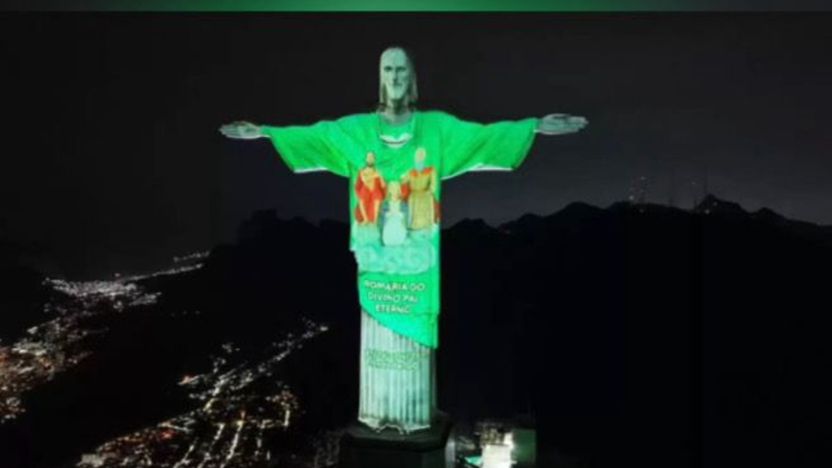 Imagem do Pai Eterno é projetada no Cristo Redentor (Foto: Reprodução/Santuário Pai Eterno)
