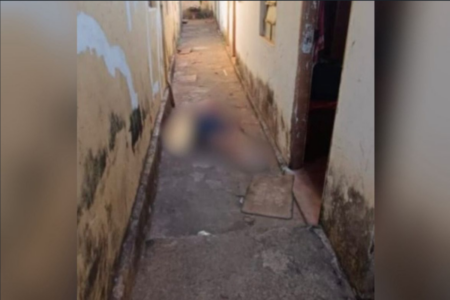 Imagem mostra homem ensanguentado no chão (Foto: Reprodução)