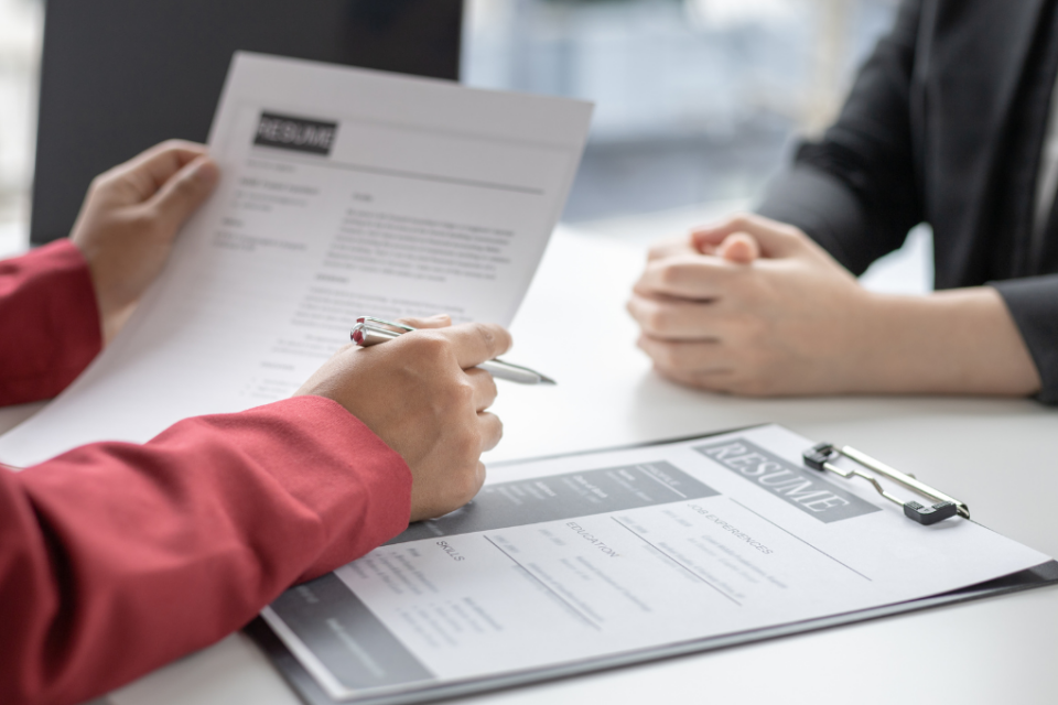 Imagem de uma pessoa em entrevista de emprego
