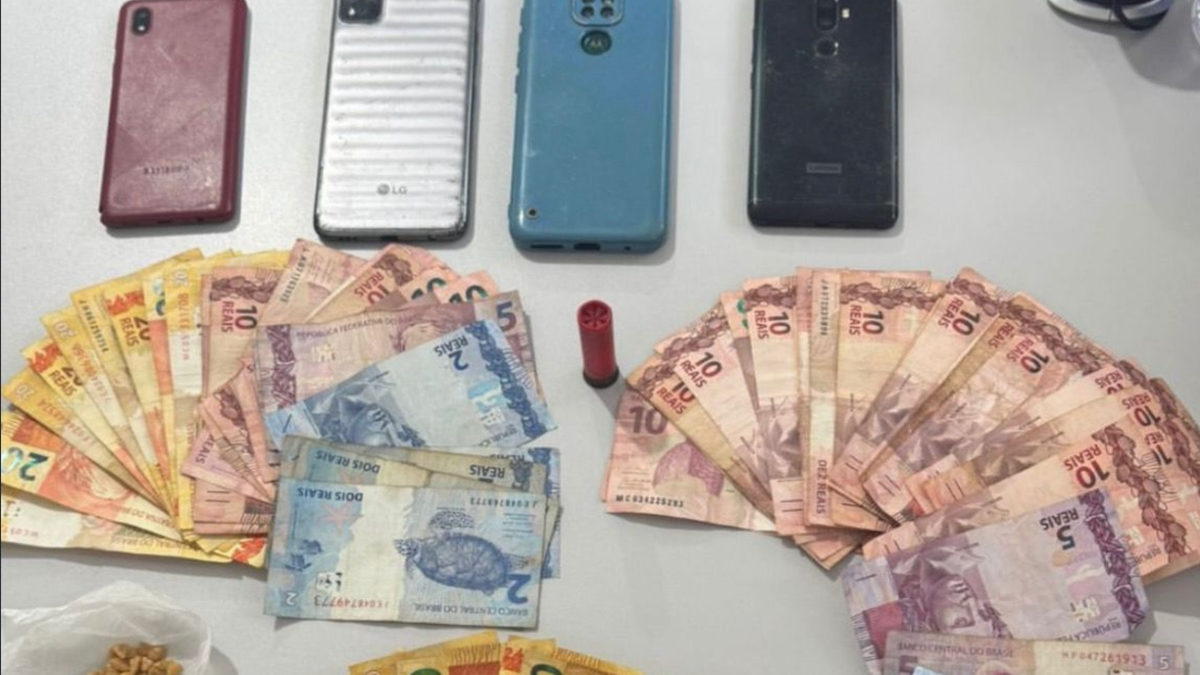 Dinheiro e celulares encontrados pela polícia (Foto: Divulgação)
