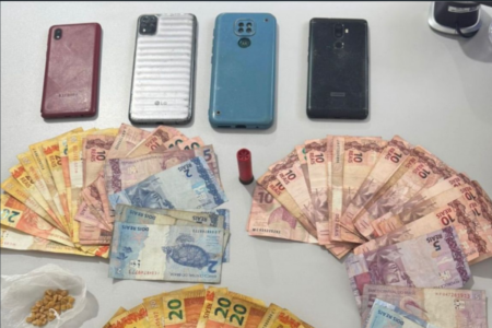 Dinheiro e celulares encontrados pela polícia (Foto: Divulgação)