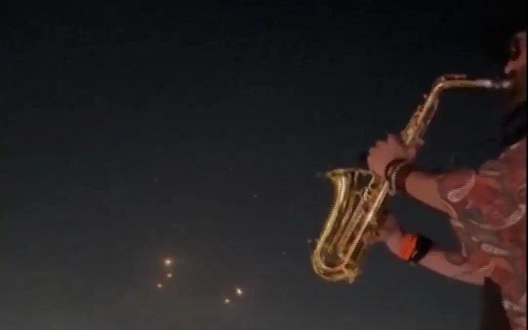 Saxofonista toca no Líbano enquanto bombas caem em Israel; assista ao vídeo Alain Otayek ficou conhecido como o “Kenny G do Apocalipse”