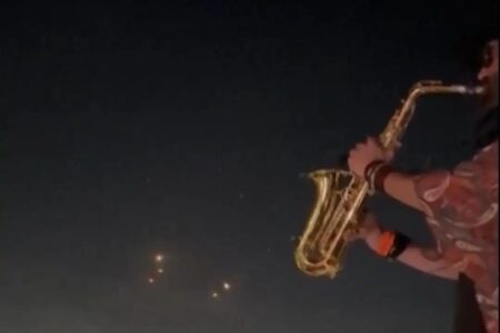 Saxofonista toca no Líbano enquanto bombas caem em Israel; assista ao vídeo Alain Otayek ficou conhecido como o “Kenny G do Apocalipse”