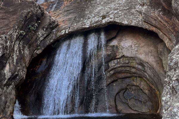 Cachoeira em Goiás tem formato de caracol e parece cenário de filme; veja fotos