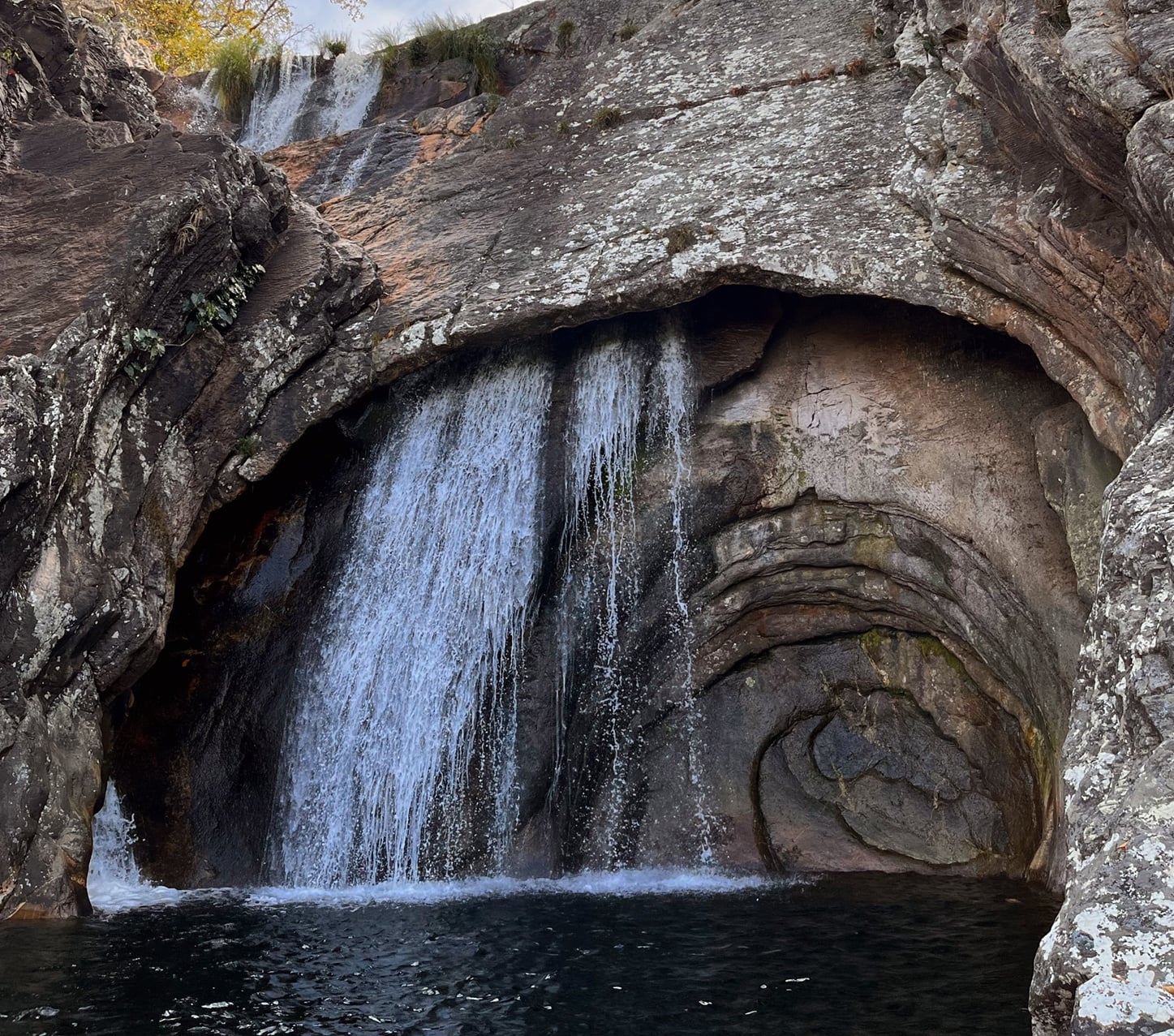 Cachoeira em Goiás tem formato de caracol e parece cenário de filme; veja fotos