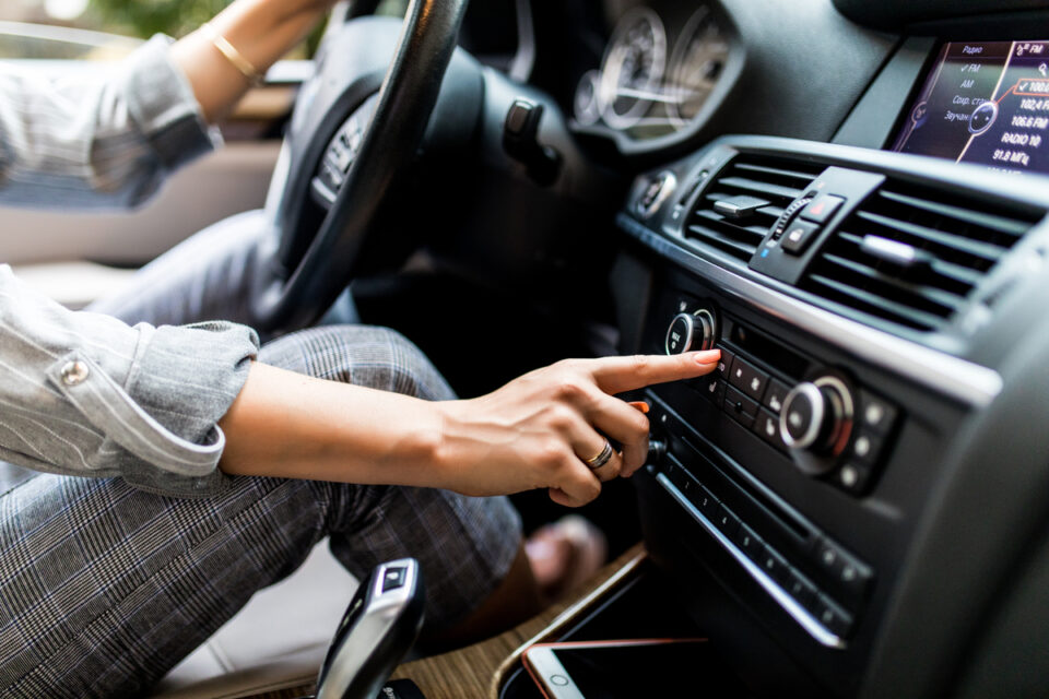 Mulher se recusou a desligar som automotivo (Foto: Freepik)