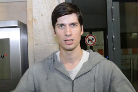 Vereador alemão tira a roupa e convida eleitores a participarem de swing; veja a foto Julien Ferrat quer cidadãos curiosos de mente aberta