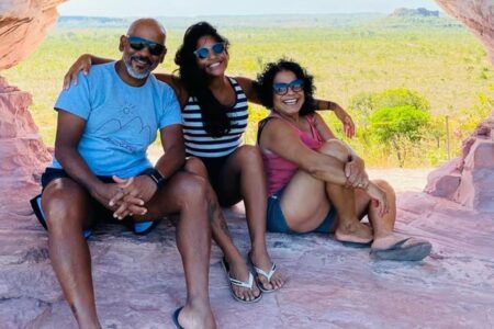 Guia deixou Juliana Marins sozinha para fumar, diz pai sobre queda em trilha na Indonésia Família ainda aguarda translado do corpo