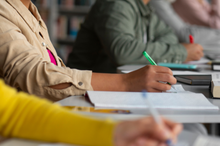 Imagem de pessoas estudando